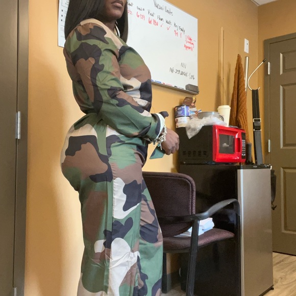 Nice comfortable and casual camouflage one piece pant suit with belt and pockets - Picture 2 of 3